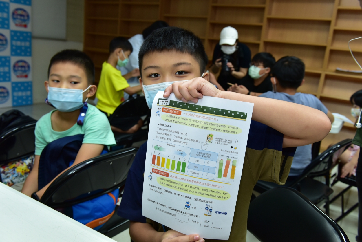 【新聞圖片】藉由《兒童乳酸菌研究室》課程，讓中華基督教救助協會所幫助的弱勢家庭孩童習得乳酸菌、發酵的知識，為健康建立基礎概念，讓身心往幸福邁進。.jpg