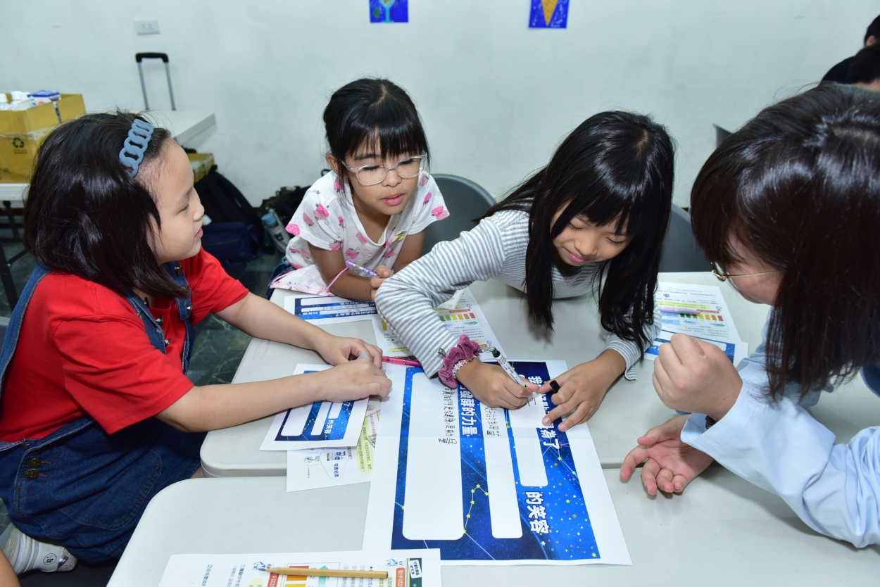 【新聞圖片3】「可爾必思」今年第三度攜手「中華基督教救助協會－1919食物銀行」開設乳酸菌教室，藉由學習乳酸菌知識與動手實驗，帶給孩子們身心健康和快樂，並建立健康飲食觀念。.jpg